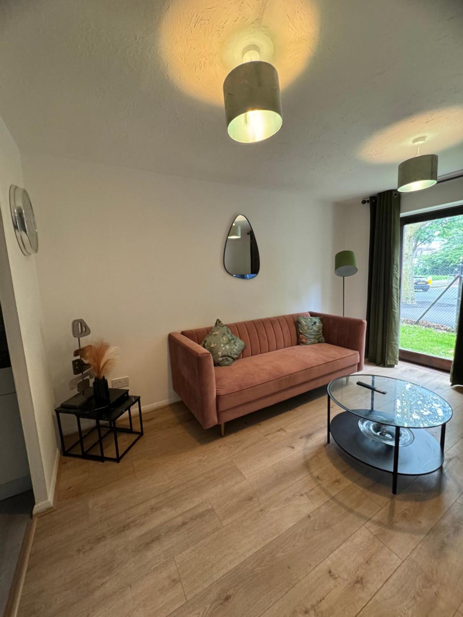 Paprika Nest Apartment Хендън Екстериор снимка